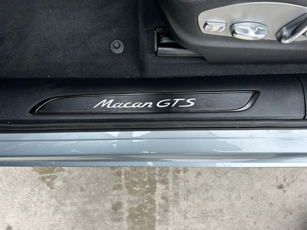 Thumbnail: 2025 Porsche Macan - 21