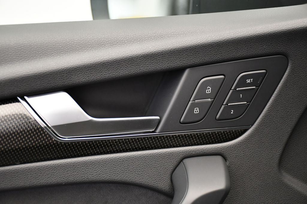 Thumbnail: 2023 Audi SQ5 - 32