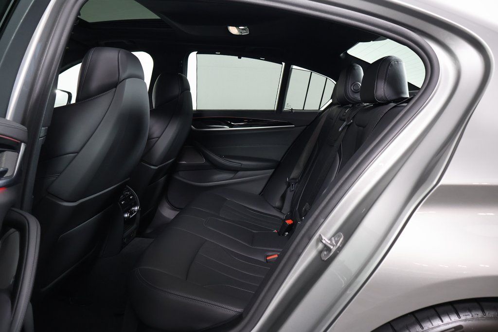 Thumbnail: 2022 BMW M5 - 11