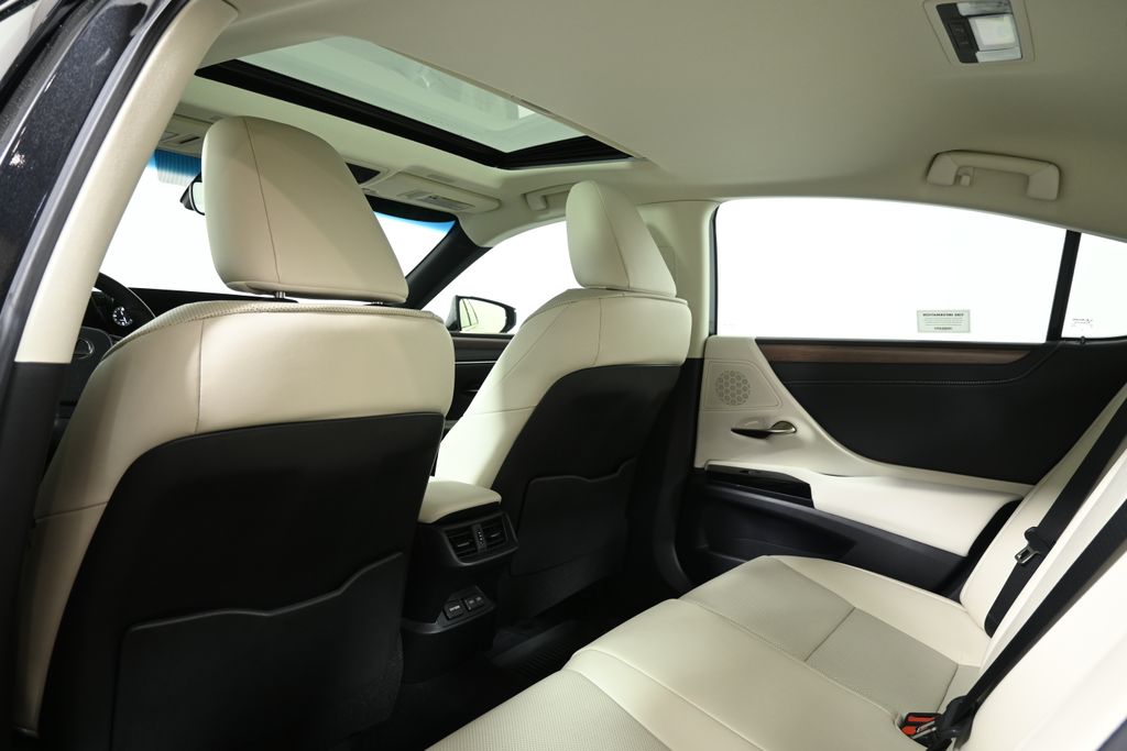 Thumbnail: 2025 Lexus ES - 32