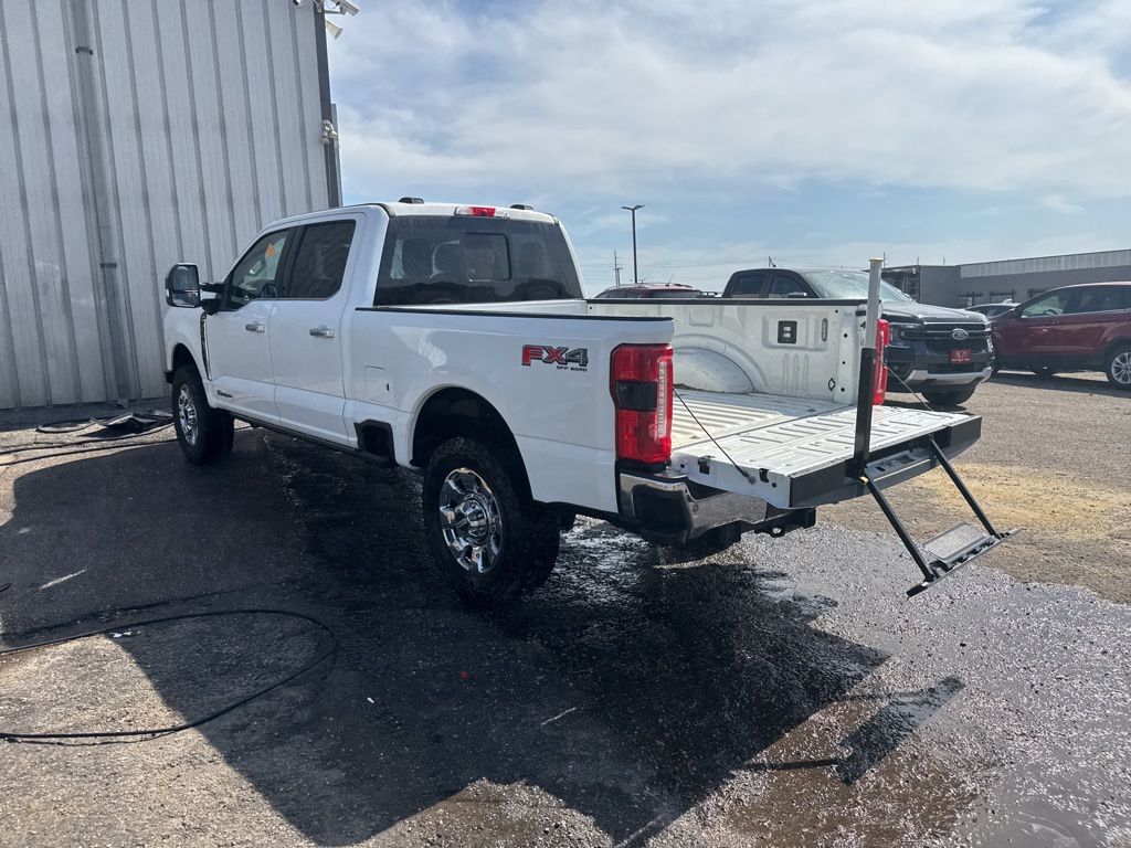 2025 Star White Metallic Tri-Coat Ford Super Duty F-350 SRW Lariat 4X4 Truck