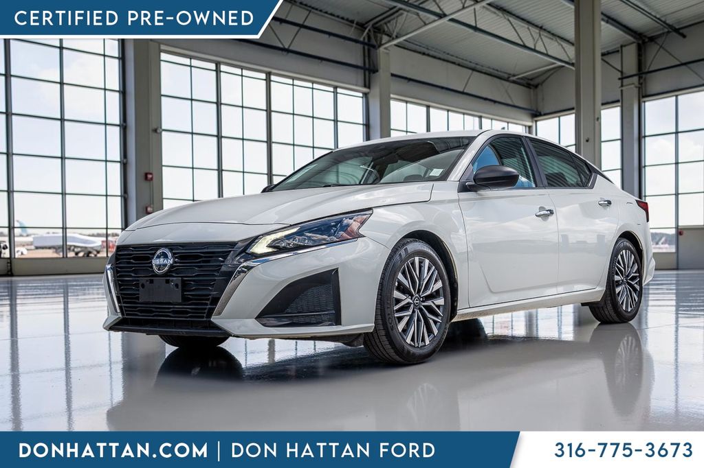 Glacier White 2025 Nissan Altima Sedan Front-Wheel Drive Continuously Variable Transmission
