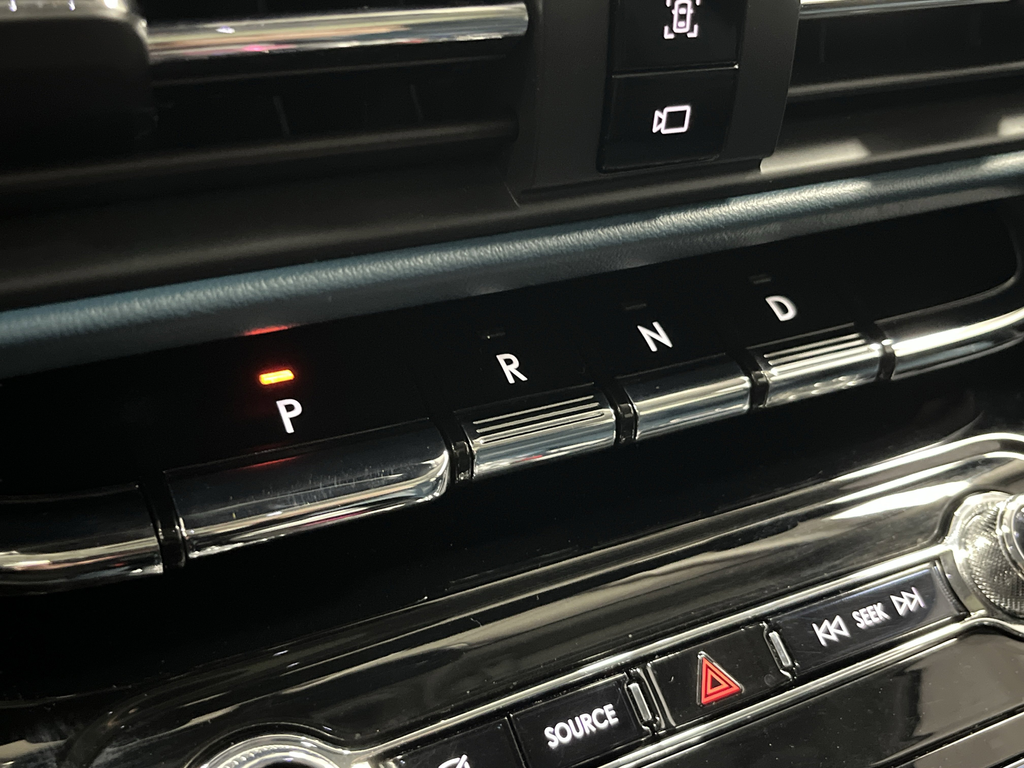 Used 2021 Pristine White Lincoln Grand Touring image 22