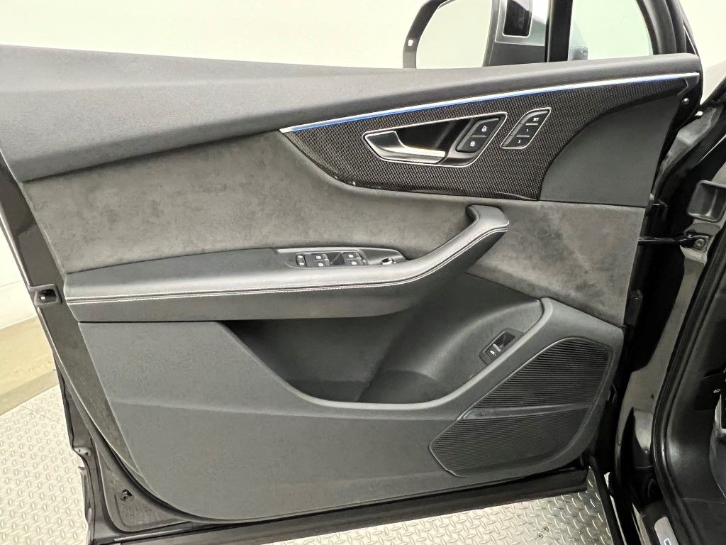 Thumbnail: 2021 Audi SQ7 - 32