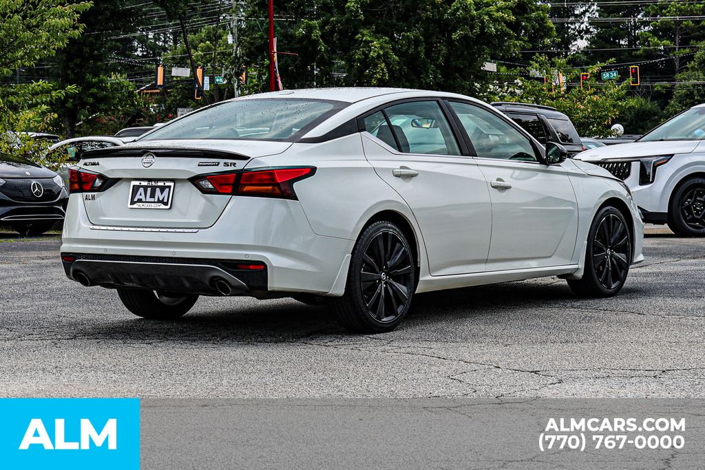 Used 2022 White Nissan 2.5 SR image 5
