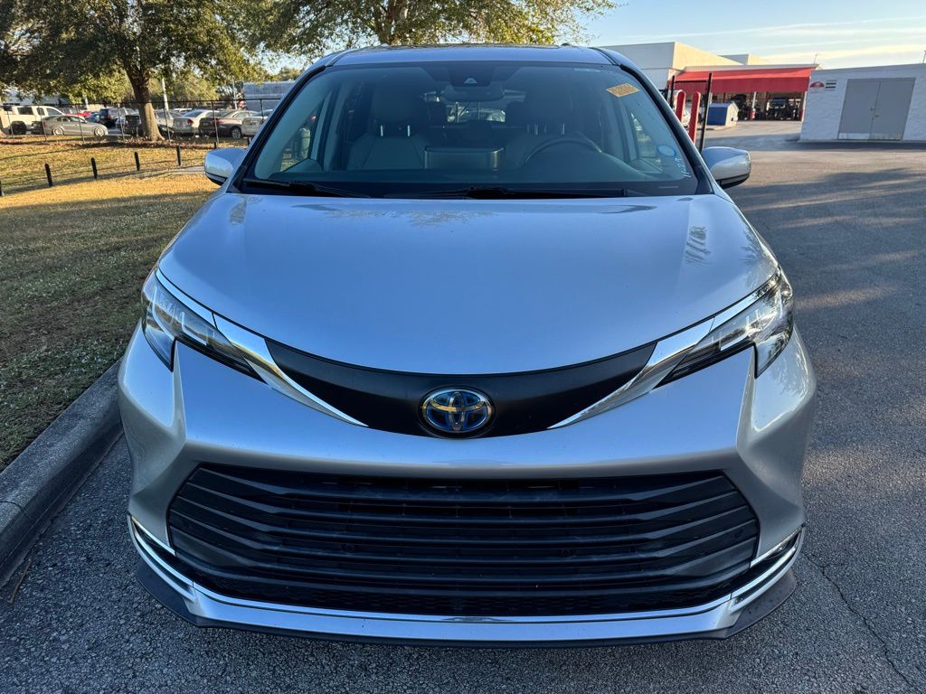 2021 Toyota Sienna XLE 8