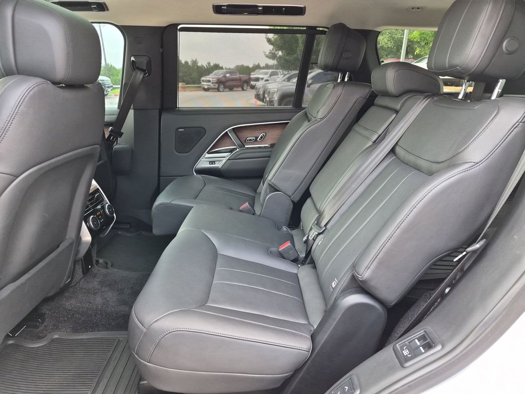 Used 2024 White Land Rover SE image 31
