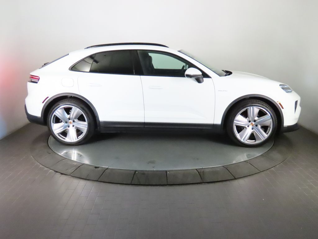 Thumbnail: 2026 Porsche Macan - 8