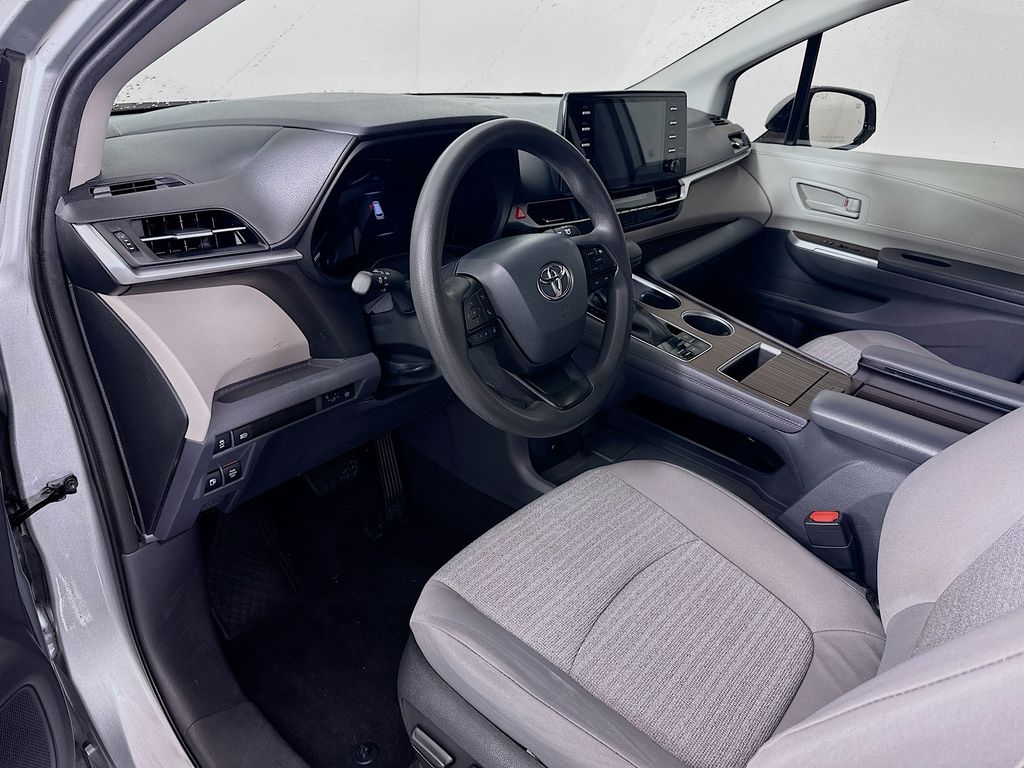 Thumbnail: 2022 Toyota Sienna - 9
