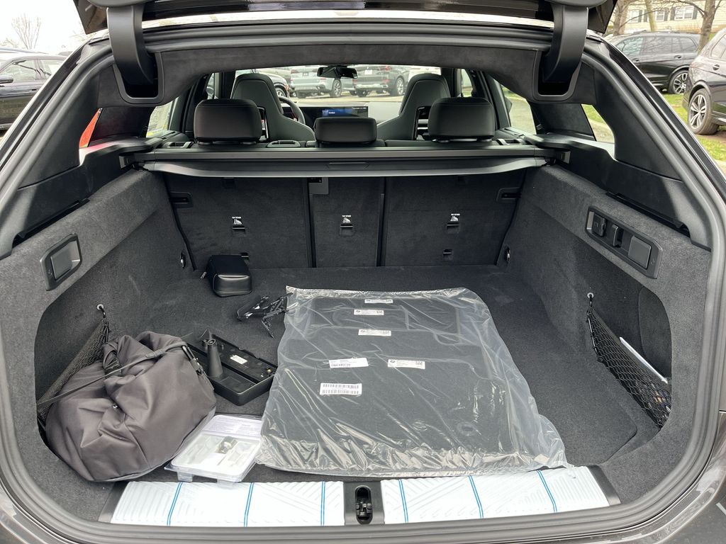 Thumbnail: 2026 BMW M5 - 24