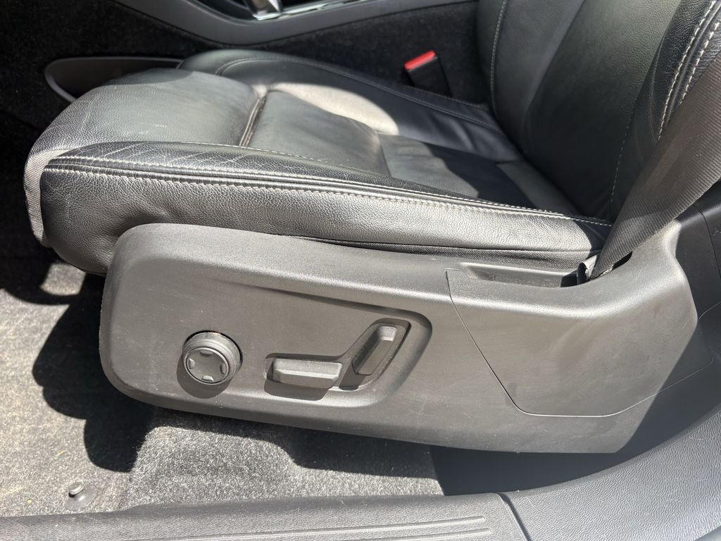 Used 2023 Crystal White Volvo B5 Plus Dark Theme image 13