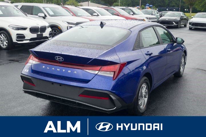 2025 Hyundai Elantra SE photo 5