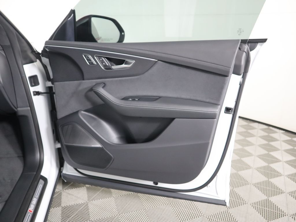 Thumbnail: 2025 Audi RS Q8 - 26