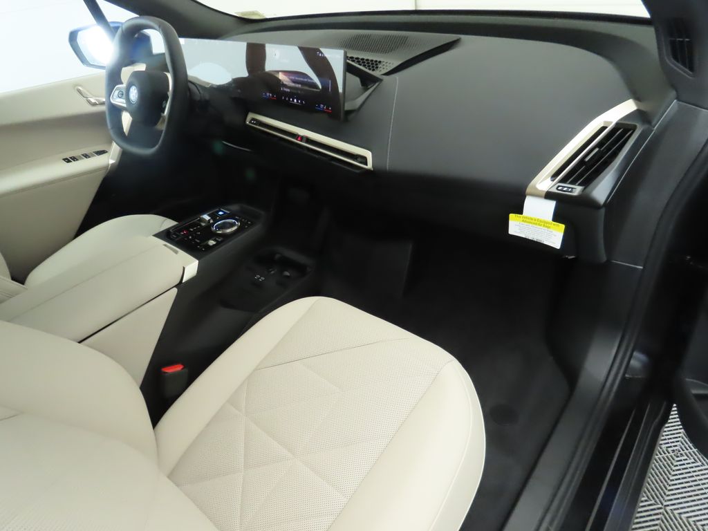 2025 BMW iX xDrive50 18