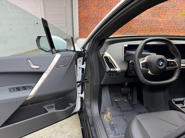 New 2026 White BMW xDrive60 image 9
