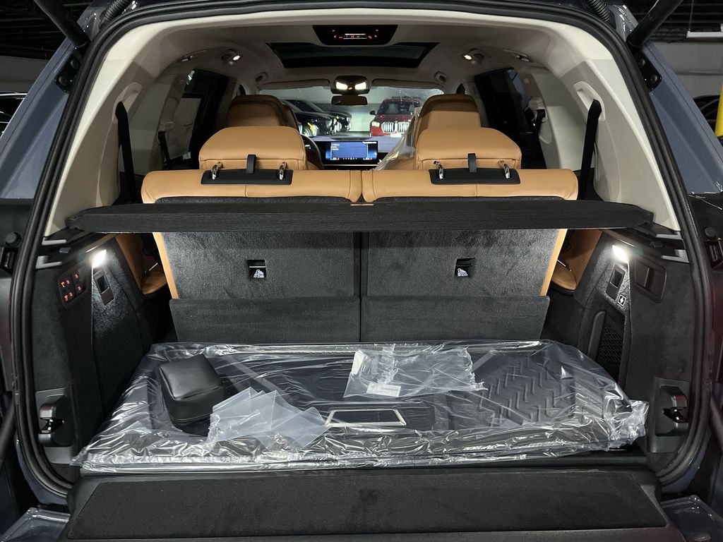 Thumbnail: 2026 BMW X7 - 25