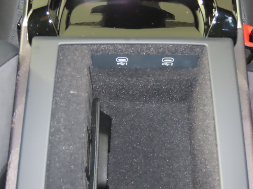 Thumbnail: 2025 Audi A8 - 23