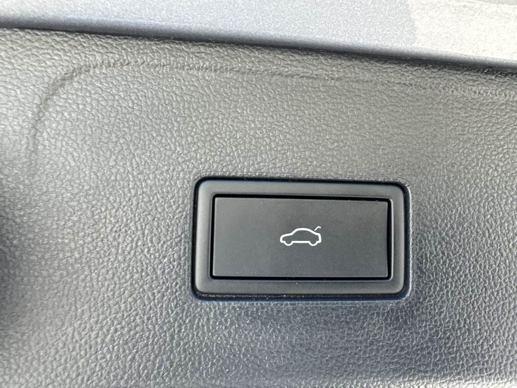 Used 2025 Silver Volkswagen 2.0T SE w/Technology image 19