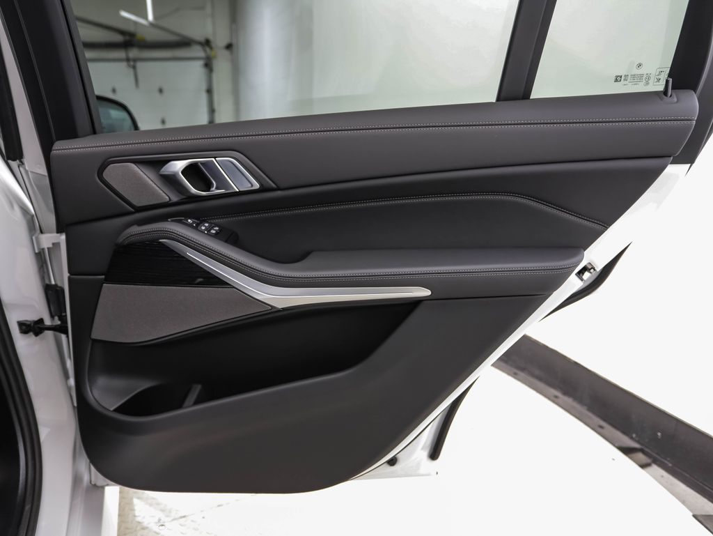 Thumbnail: 2027 BMW X7 - 31