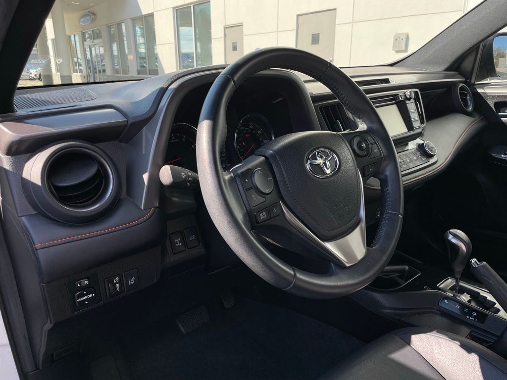 2017 Toyota RAV4 SE 28