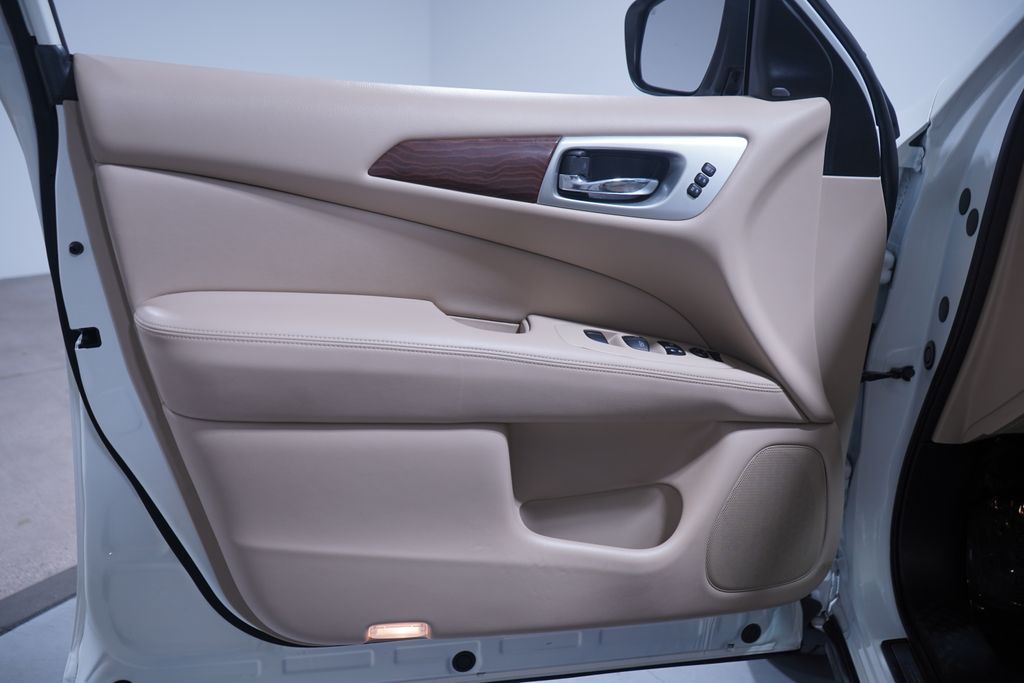 2019 Nissan Pathfinder Platinum 17