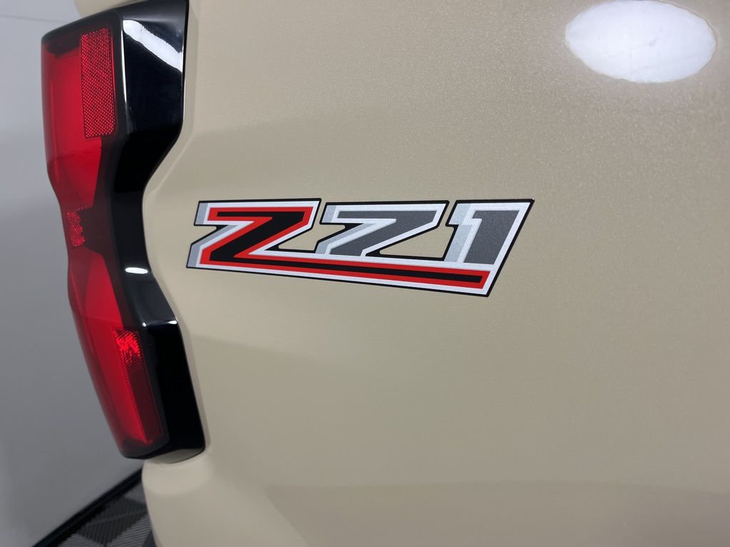 Thumbnail: 2024 Chevrolet Colorado - 18