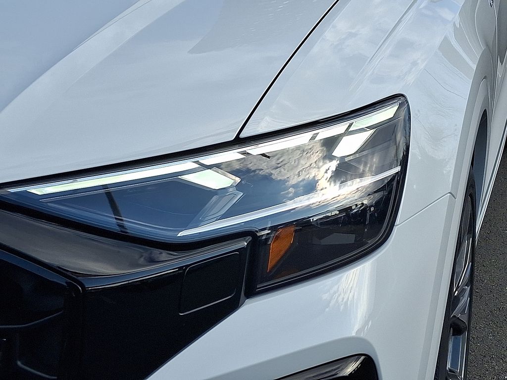 Thumbnail: 2026 Audi Q8 - 6