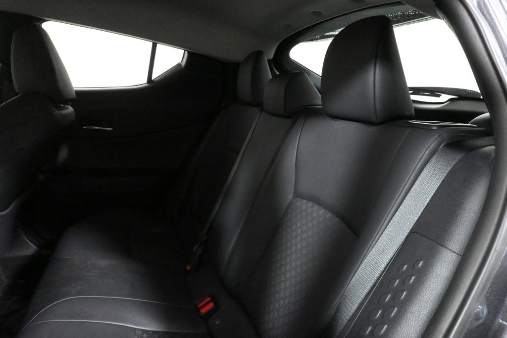 2022 Toyota C-HR XLE 4