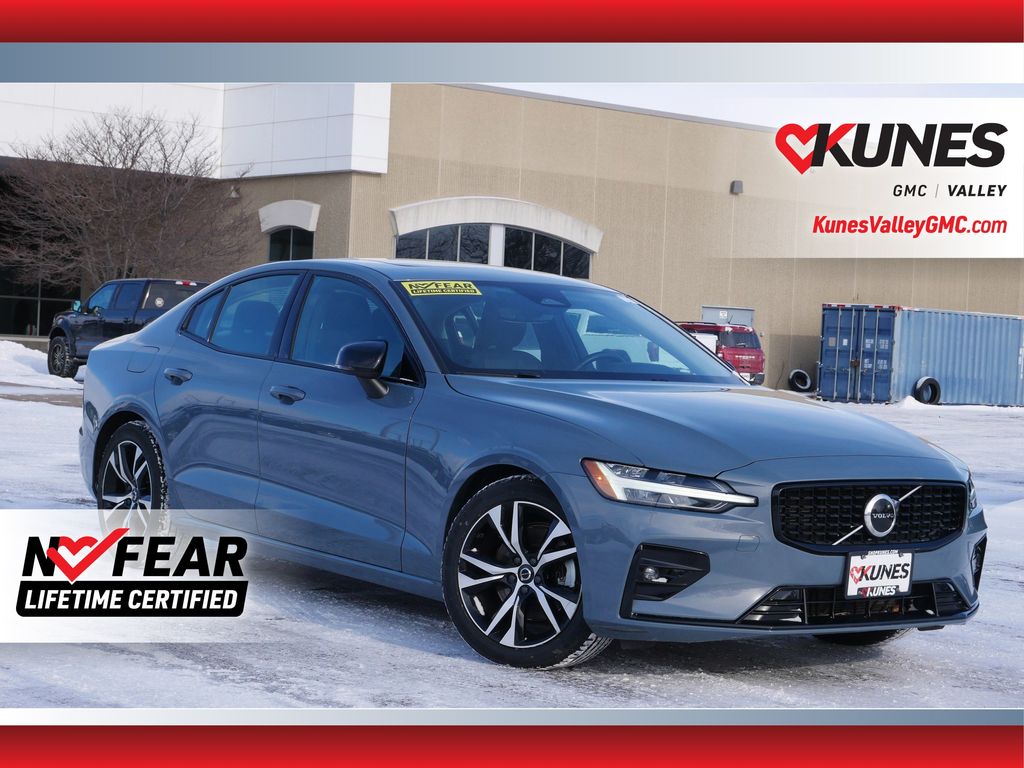 2024 Volvo S60 B5 Core Dark Theme FWD