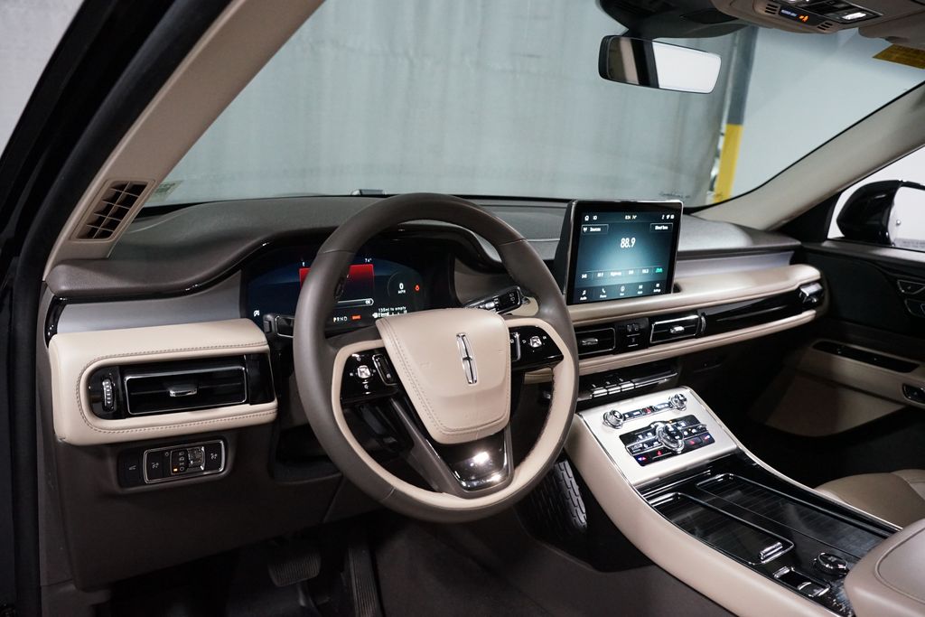 Thumbnail: 2023 Lincoln Aviator - 11