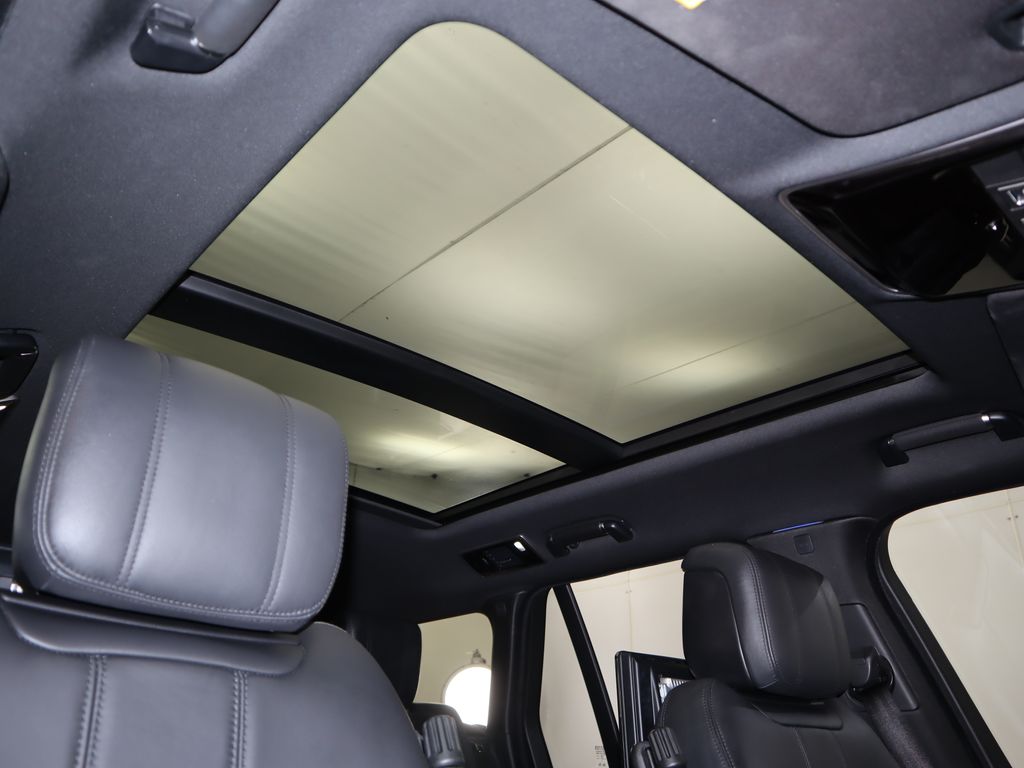 Thumbnail: 2022 Land Rover Range Rover - 18