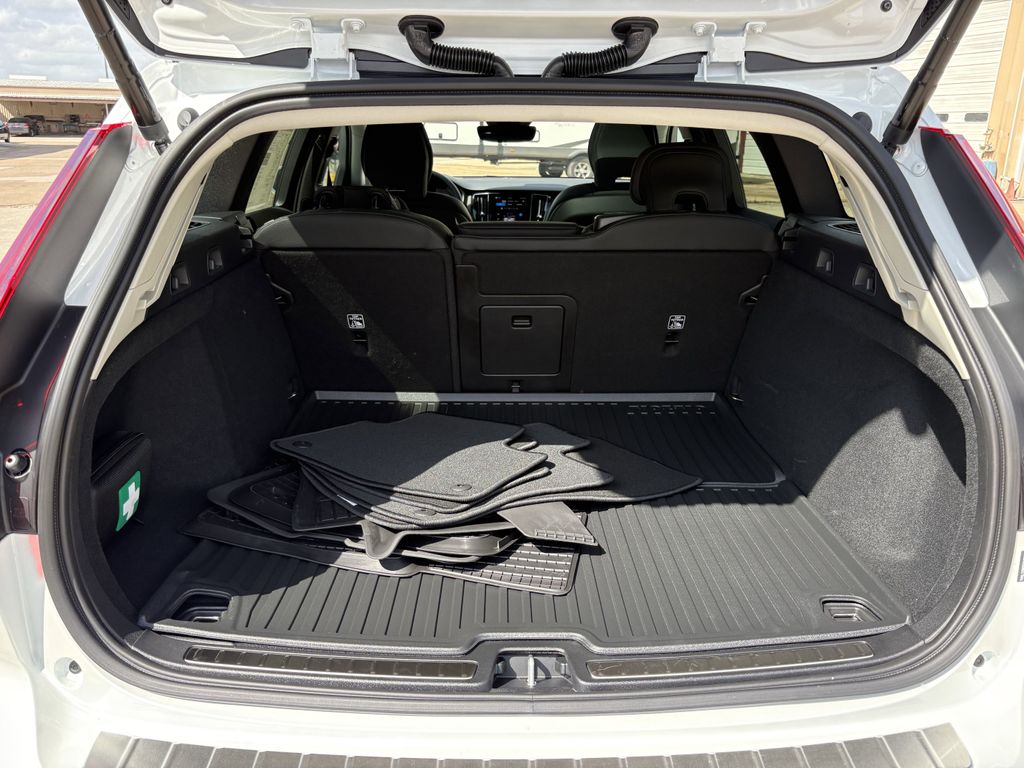 New 2026 Crystal White Volvo B5 Plus image 28