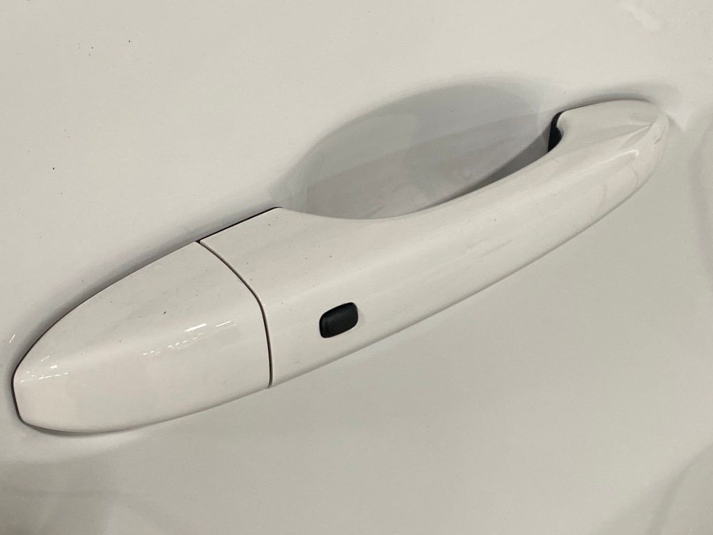 New 2022 Bright White Clearcoat Jeep Latitude image 16