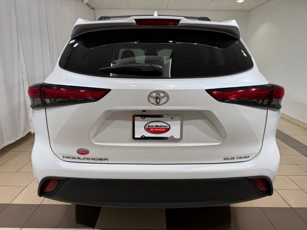 Thumbnail: 2023 Toyota Highlander - 4