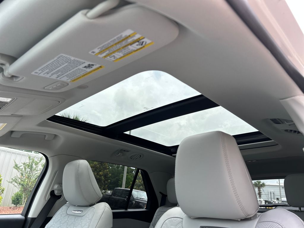 2025 White Metallic Ford Explorer Platinum 4X4 SUV