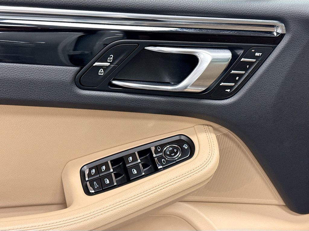 Thumbnail: 2025 Porsche Macan - 23