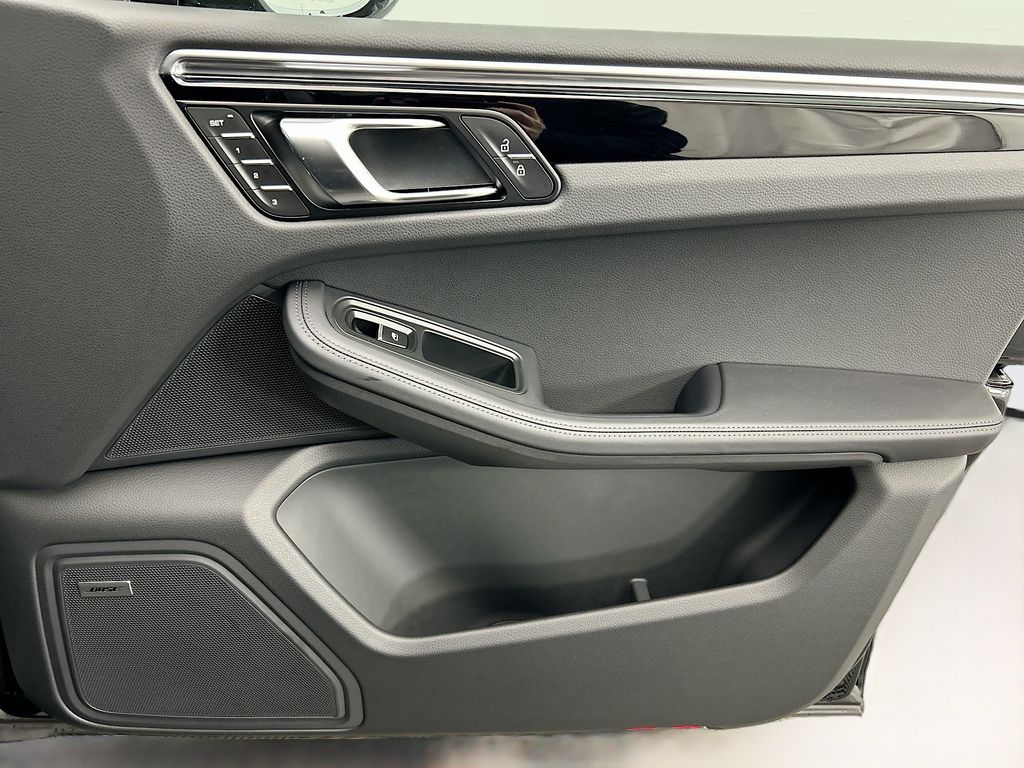 Thumbnail: 2026 Porsche Macan - 26