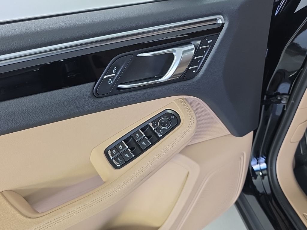 Thumbnail: 2023 Porsche Macan - 14