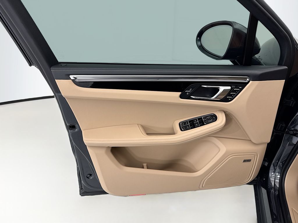 Thumbnail: 2026 Porsche Macan - 24