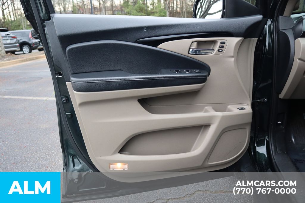 Used 2018  Honda Touring image 11
