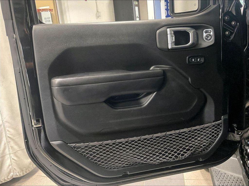 2021 Jeep Wrangler — photo 9