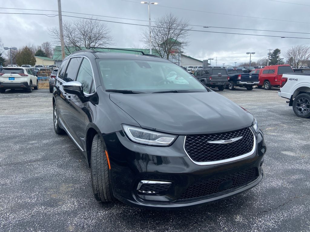 Brilliant Black Crystal Pearlcoat 2023 Chrysler Pacifica Limited FWD Minivan Front-Wheel Drive 9-Speed Automatic