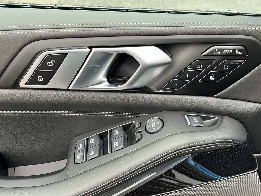 Thumbnail: 2026 BMW X7 - 13