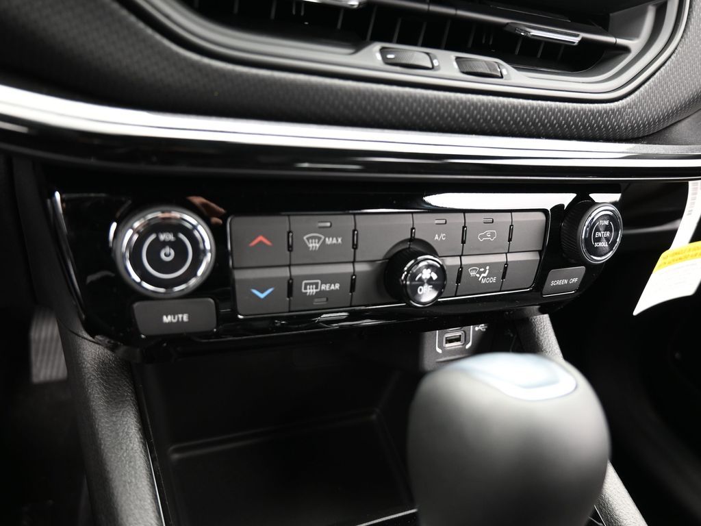 New 2026 silver zynith metallic clearcoat Jeep Latitude image 16