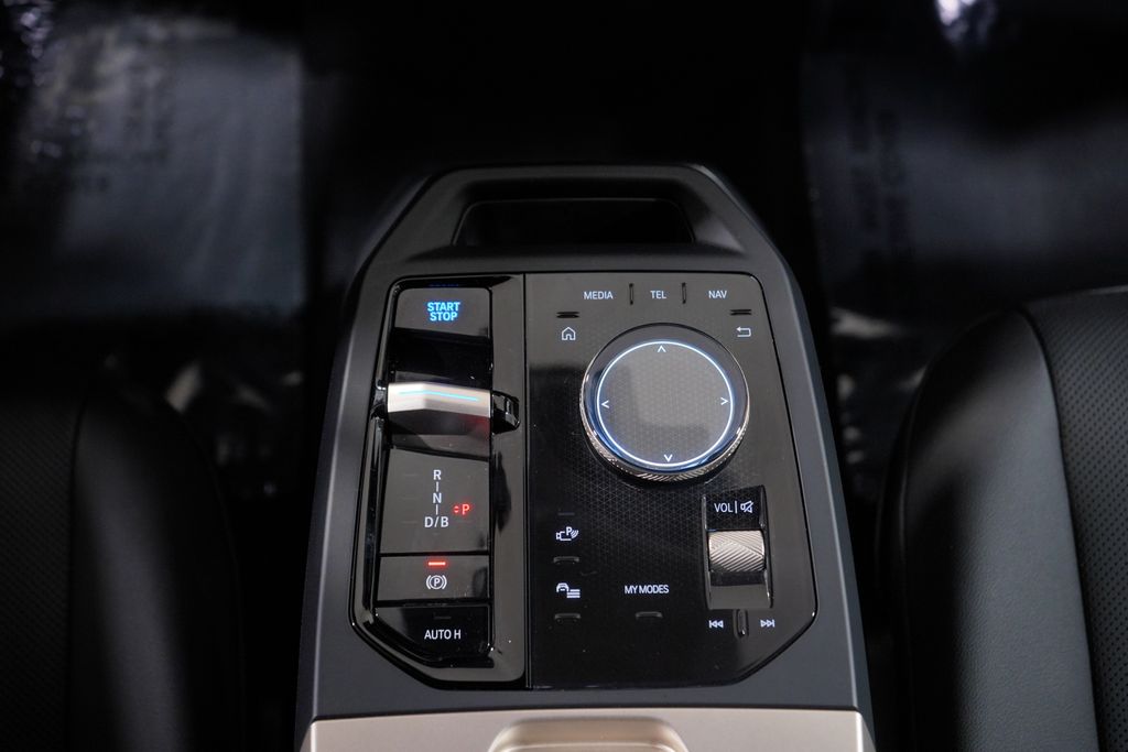 Thumbnail: 2026 BMW iX - 13