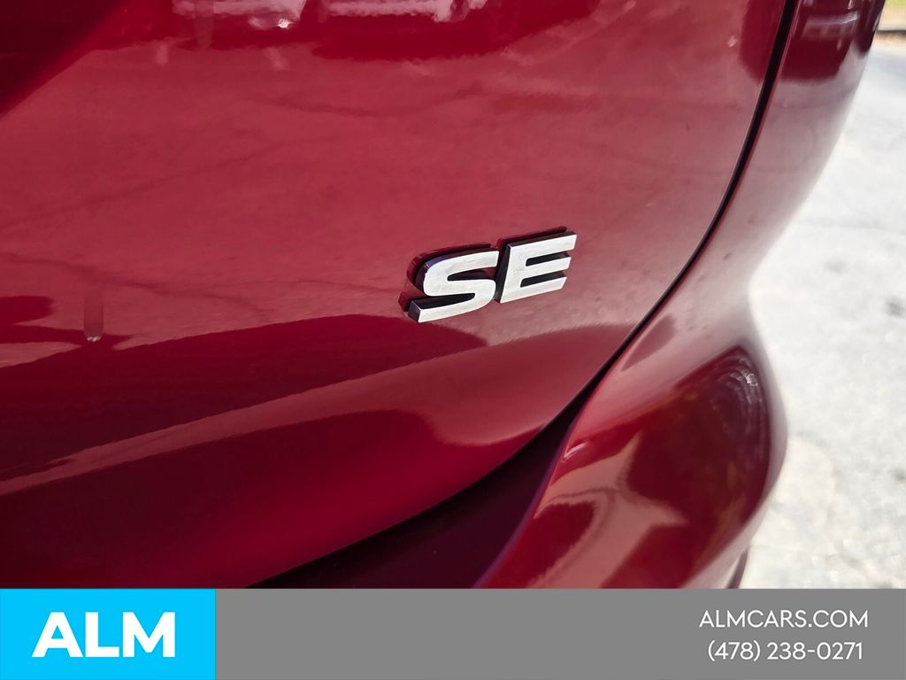 Used 2024 Red Mitsubishi SE image 9