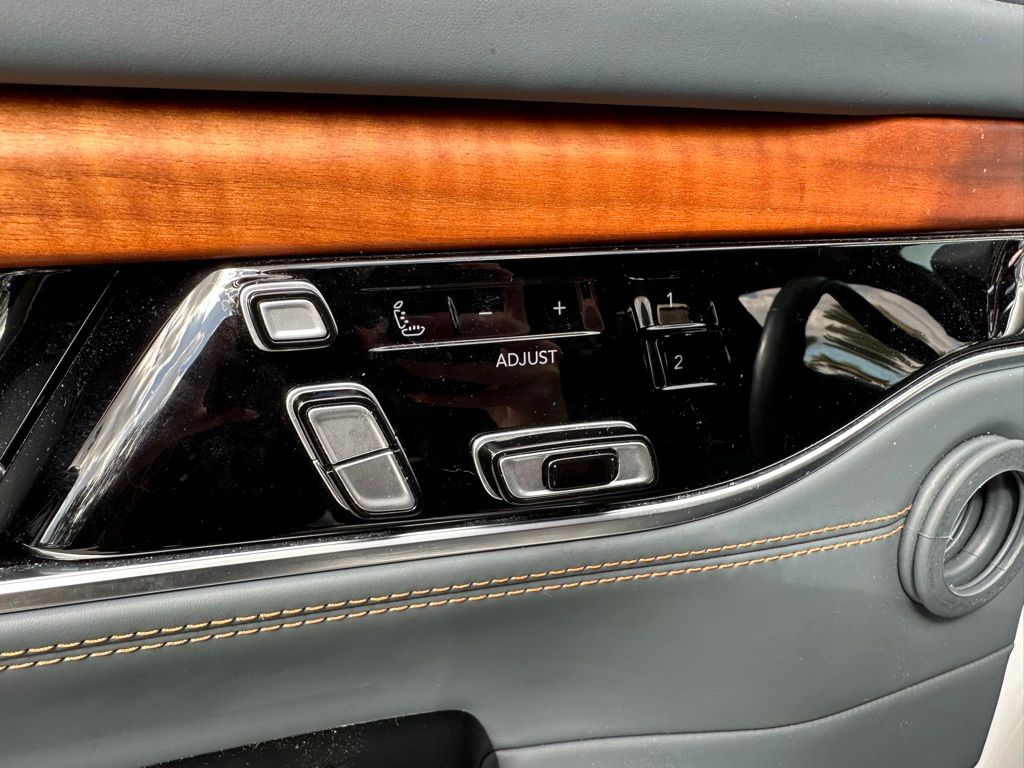 Thumbnail: 2022 Jeep Grand Wagoneer - 20