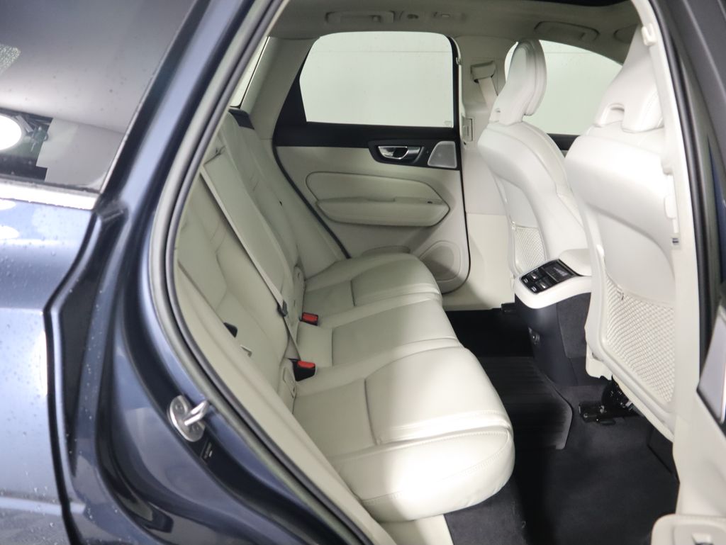 Thumbnail: 2023 Volvo XC60 - 21