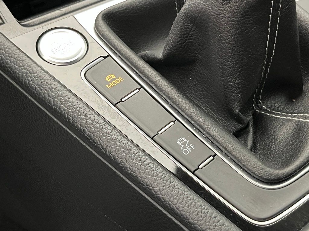 Thumbnail: 2016 Volkswagen Golf - 17