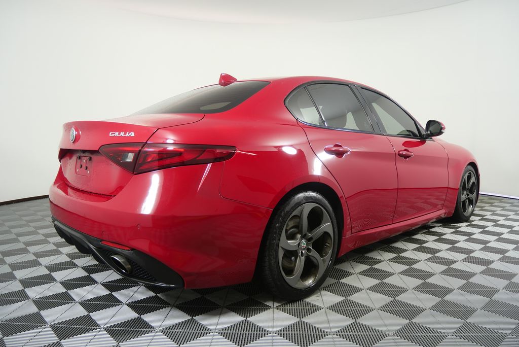 Thumbnail: 2019 Alfa Romeo Giulia - 3
